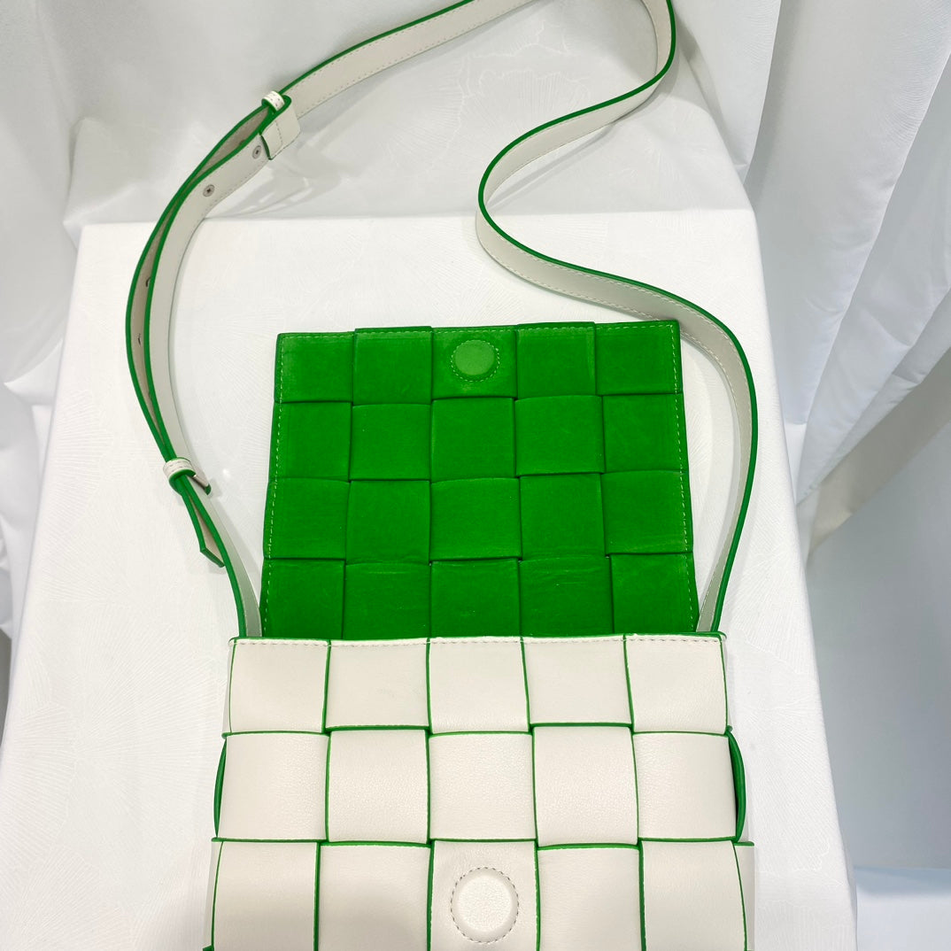 Verde IconnWoven Leather Crossbody Bag – White & Emerald Edge