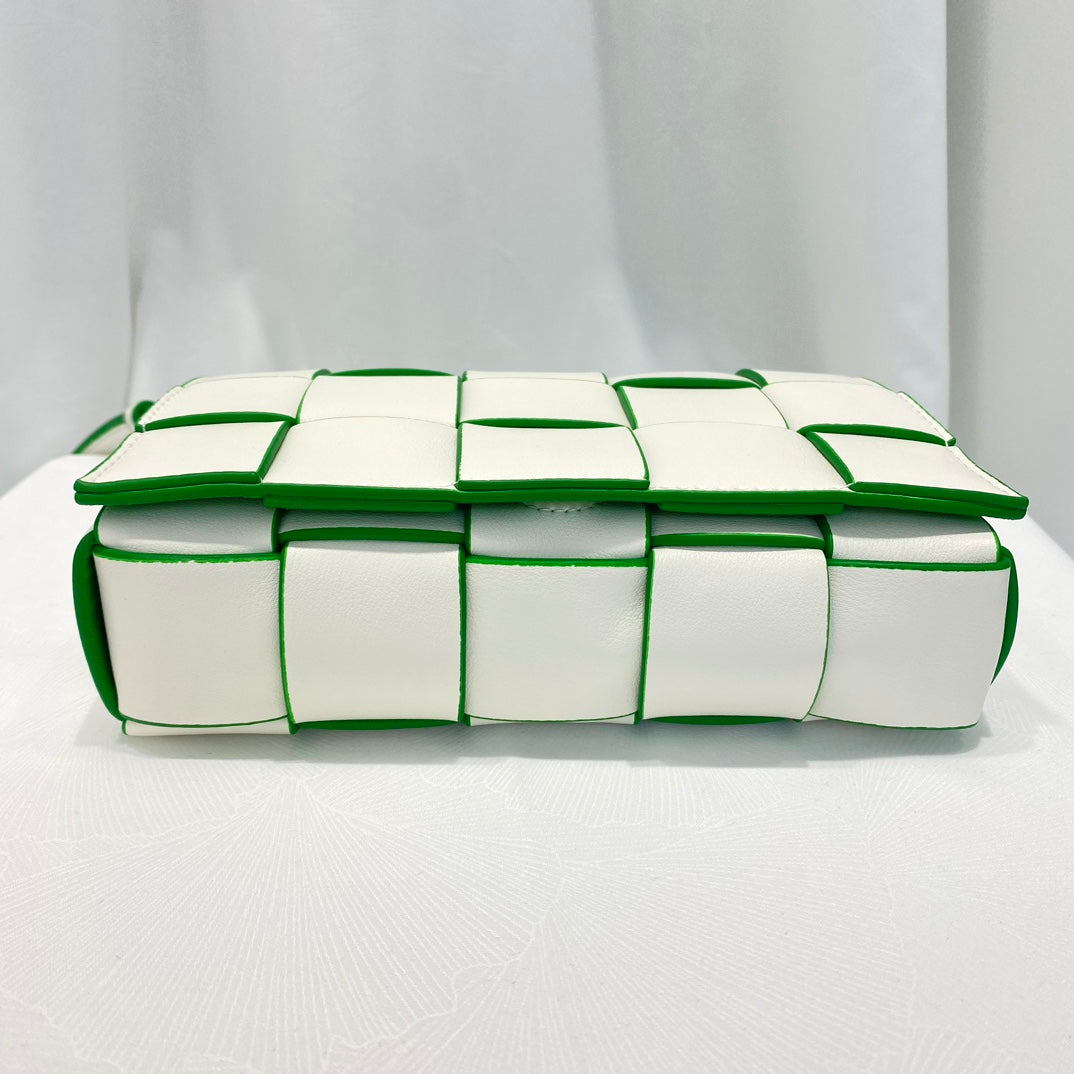Verde IconnWoven Leather Crossbody Bag – White & Emerald Edge