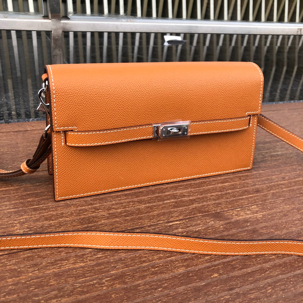Élan Saddle Leather Wallet Clutch with Detachable Strap