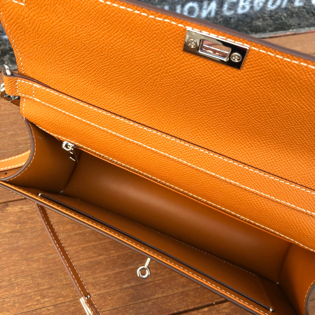 Élan Saddle Leather Wallet Clutch with Detachable Strap